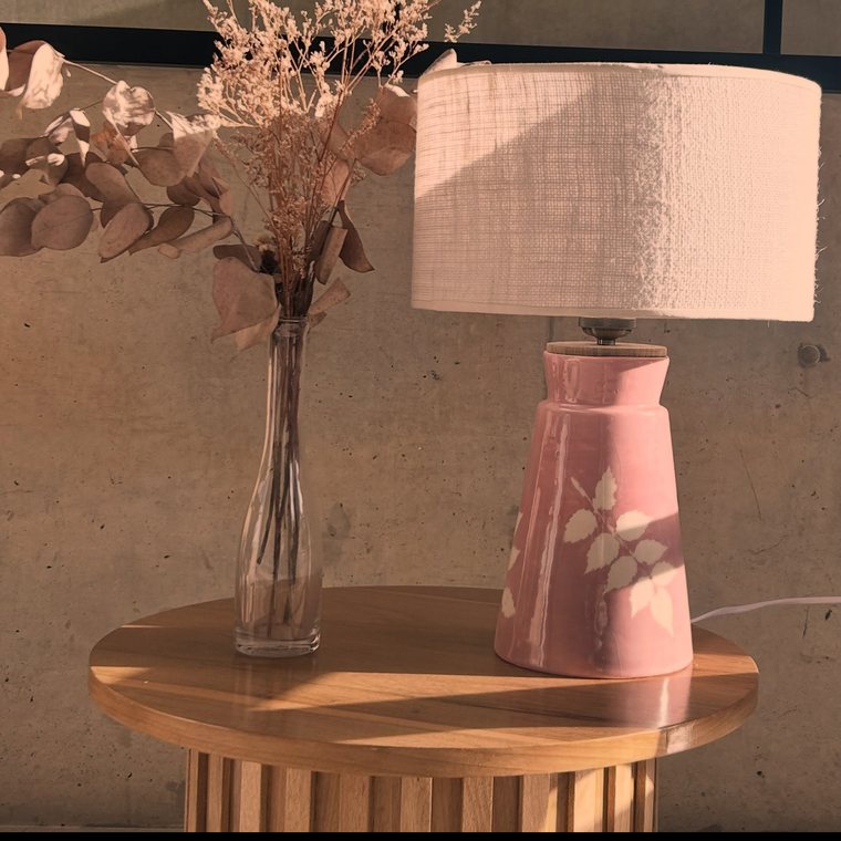 Publicación de ICI: la lámpara cónica de esmalte rosa sobre una mesa de madera