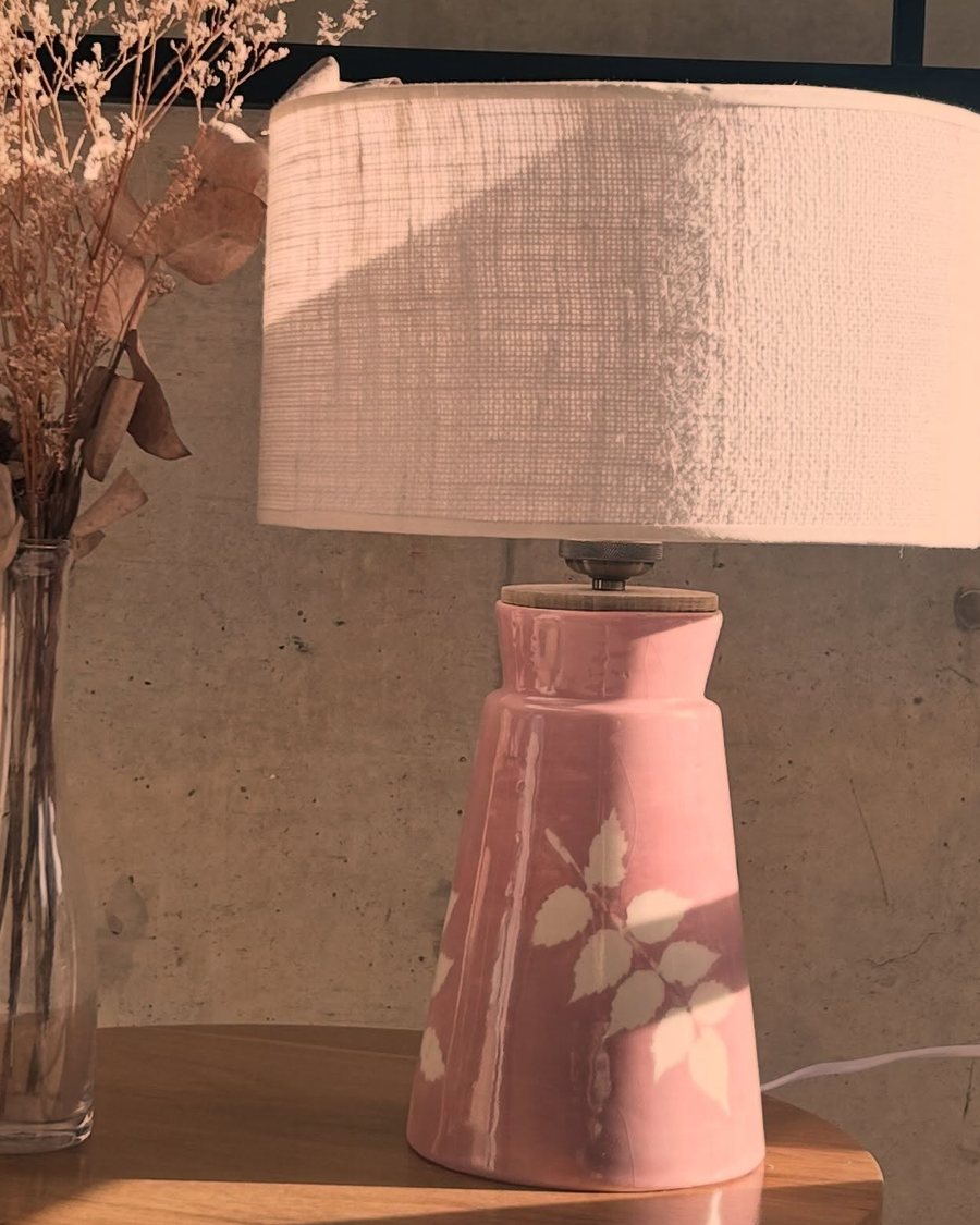 Lámpara de base cónica en cerámica esmaltada rosa con motivo de hojas y pantalla de lino crudo